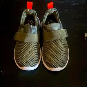Cat and Jack sm child shoes or play sz 7 for the beach Excellent wear Velcro